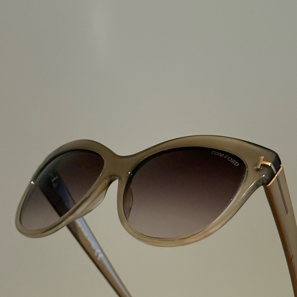 Tom Ford Elegant beige Eyewear